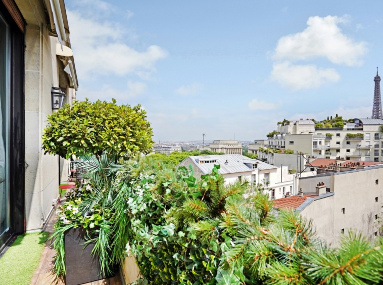 Balcon végétalisé avec vue panoramique sur Paris et la Tour Eiffel