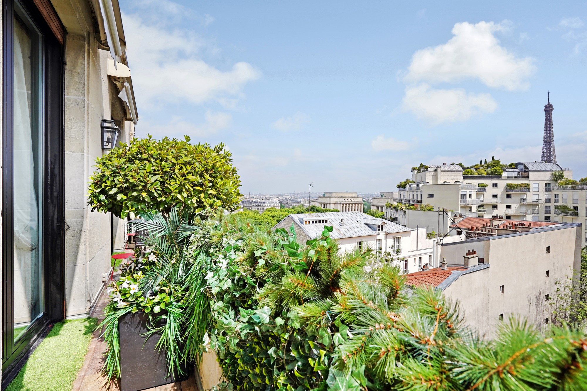 Balcon végétalisé avec vue panoramique sur Paris et la Tour Eiffel