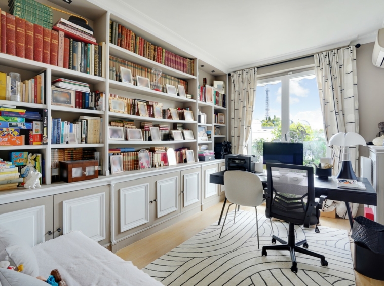 Bureau avec bibliothèque sur mesure et vue Tour Eiffel