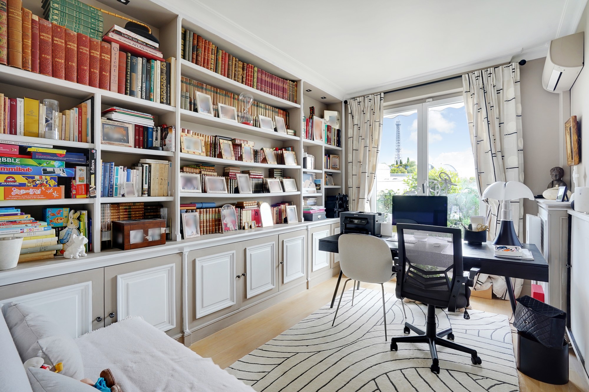 Bureau avec bibliothèque sur mesure et vue Tour Eiffel
