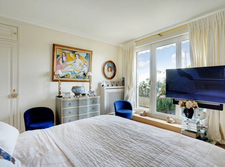 Chambre parentale avec balcon et vue sur la Tour Eiffel