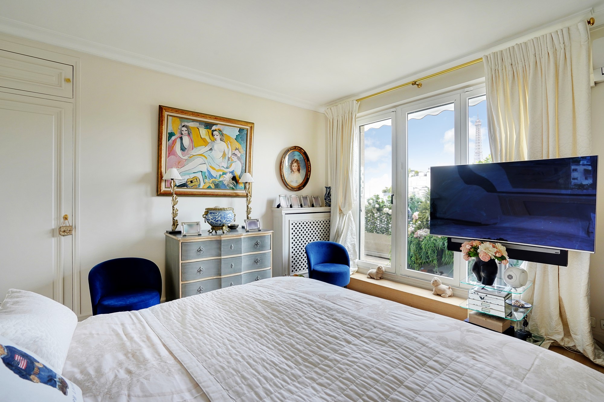 Chambre parentale avec balcon et vue sur la Tour Eiffel