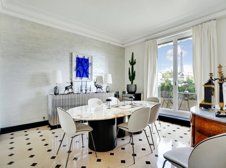 Salle à manger avec balcon et vue sur la Tour Eiffel