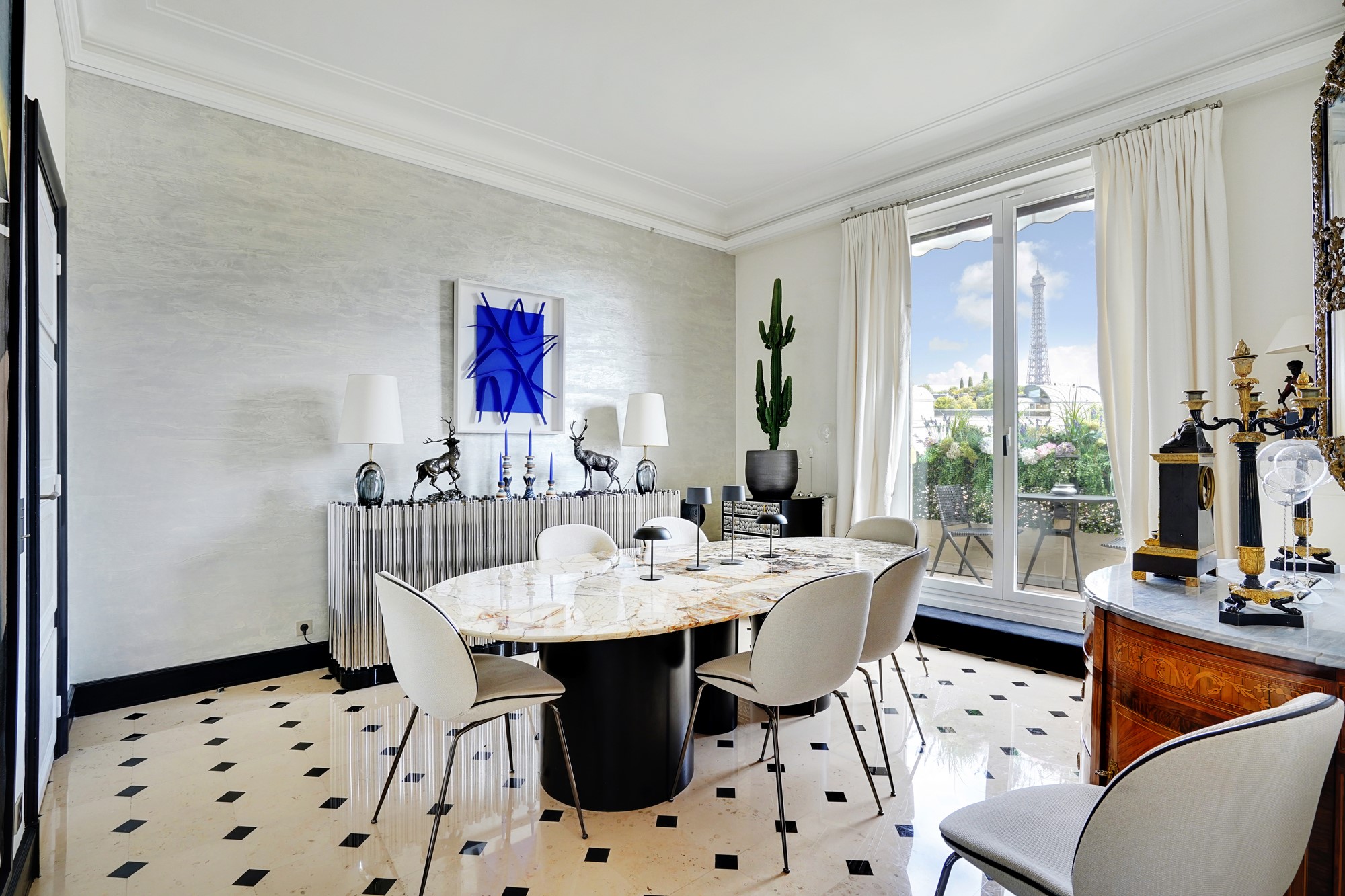 Salle à manger avec balcon et vue sur la Tour Eiffel