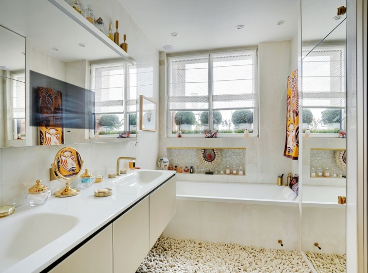Salle de bains moderne avec double vasque et baignoire