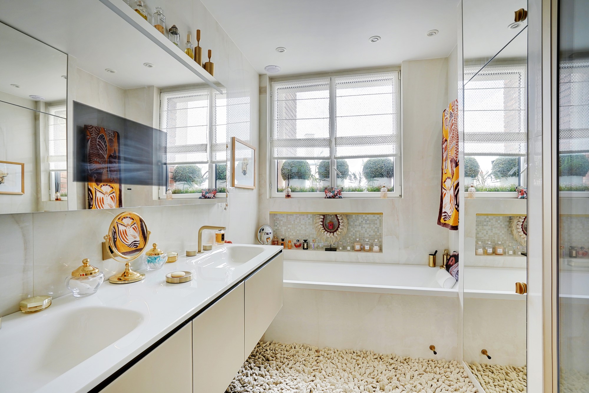 Salle de bains moderne avec double vasque et baignoire