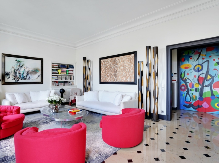 Salon lumineux avec vue sur l’entrée décorée