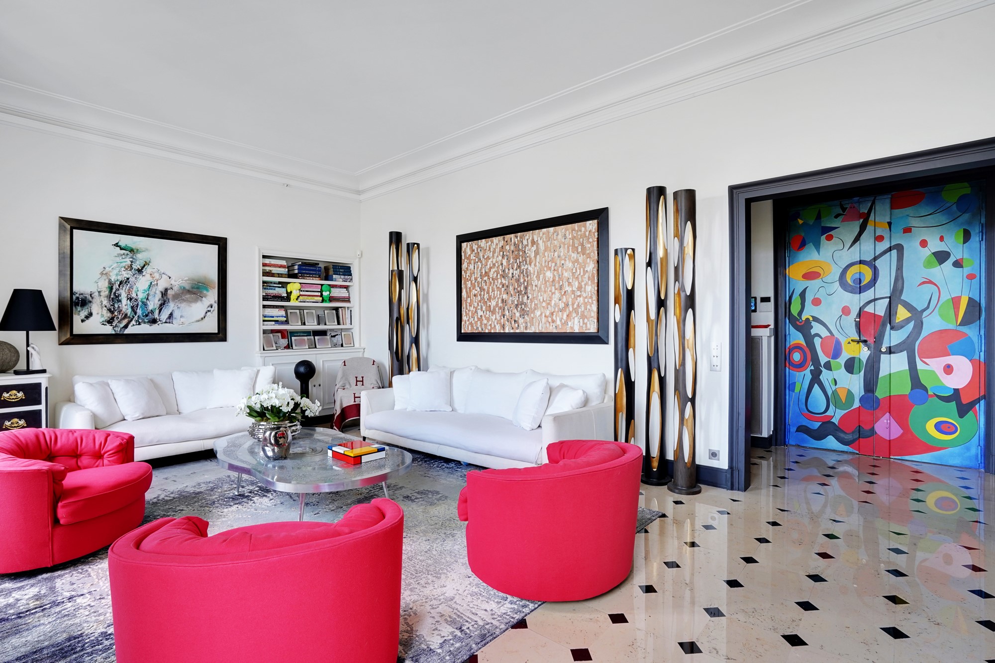 Salon lumineux avec vue sur l’entrée décorée