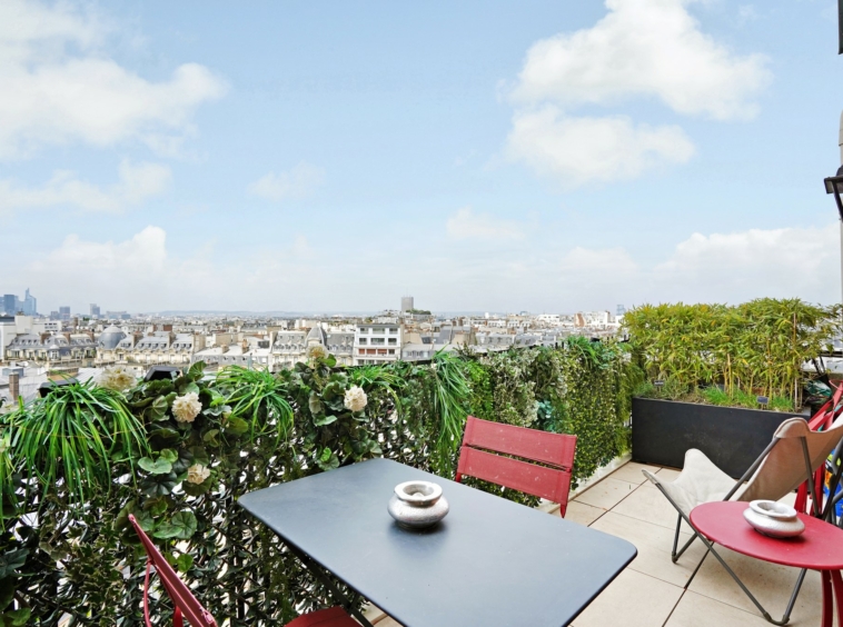 Terrasse avec coin repas et vue dégagée sur Paris, Montmartre et la Défense