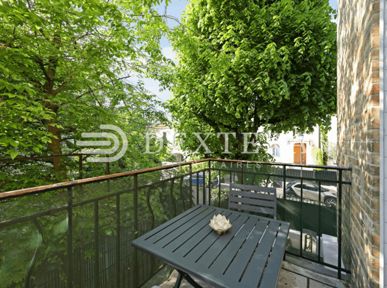 Hôtel Particulier à Neuilly-sur-Seine : Balcon donnant sur la voie privée, entouré de verdure