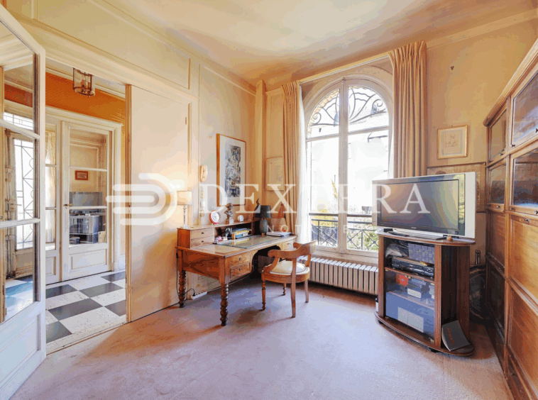 Hôtel Particulier à Neuilly-sur-Seine : Bureau avec grande fenêtre cintrée, moulures murales et vue sur la voie privée.