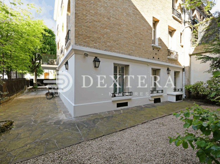 Hôtel Particulier à Neuilly-sur-Seine : Jardin d’agrément arboré attenant à l’hôtel particulier.