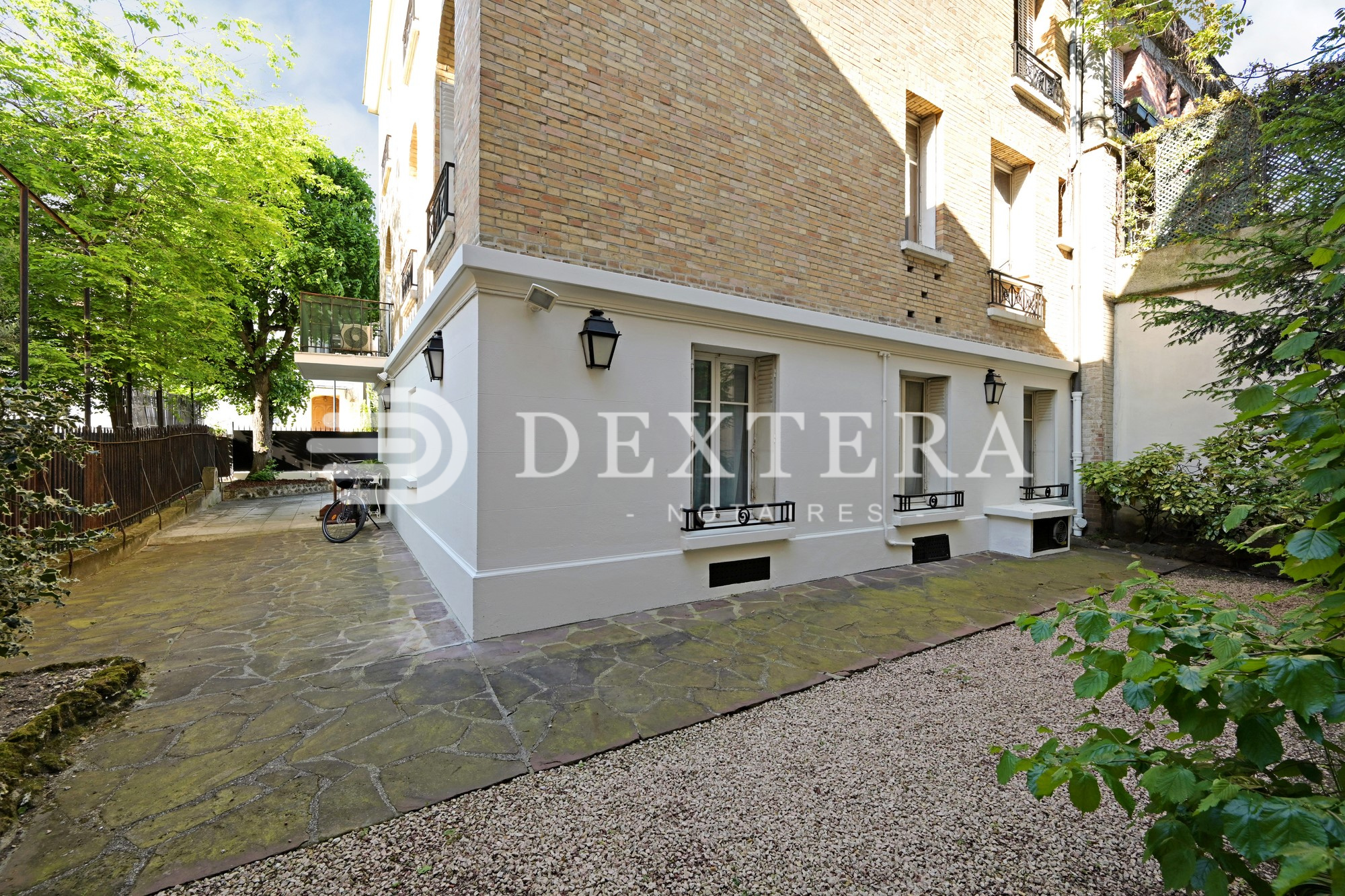 Hôtel Particulier à Neuilly-sur-Seine : Jardin d’agrément arboré attenant à l’hôtel particulier.