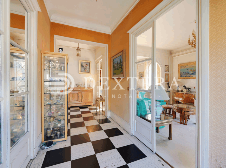 Hôtel Particulier à Neuilly-sur-Seine : Hall d’entrée avec sol en damier noir et blanc desservant double séjour et bureau, hôtel particulier à Neuilly-sur-Seine.