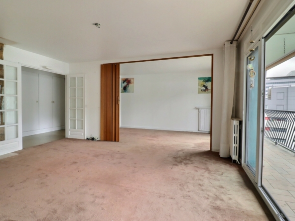 Séjour double lumineux avec accès balcon – appartement 4 pièces Paris 13e – 5e étage avec ascenseur