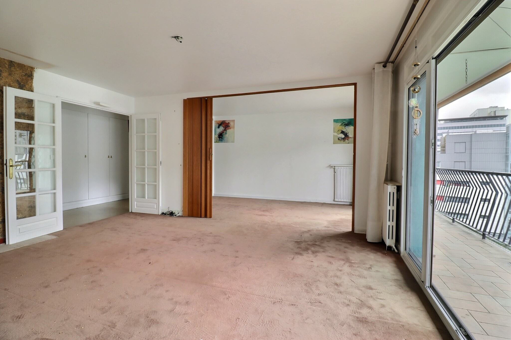 Séjour double lumineux avec accès balcon – appartement 4 pièces Paris 13e – 5e étage avec ascenseur