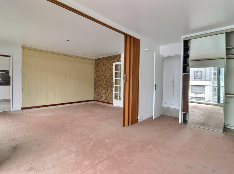 Séjour lumineux avec balcon exposé ouest – Appartement traversant à vendre Paris 13ᵉ – 5ᵉ étage avec ascenseur – Quartier Buttes-aux-Cailles