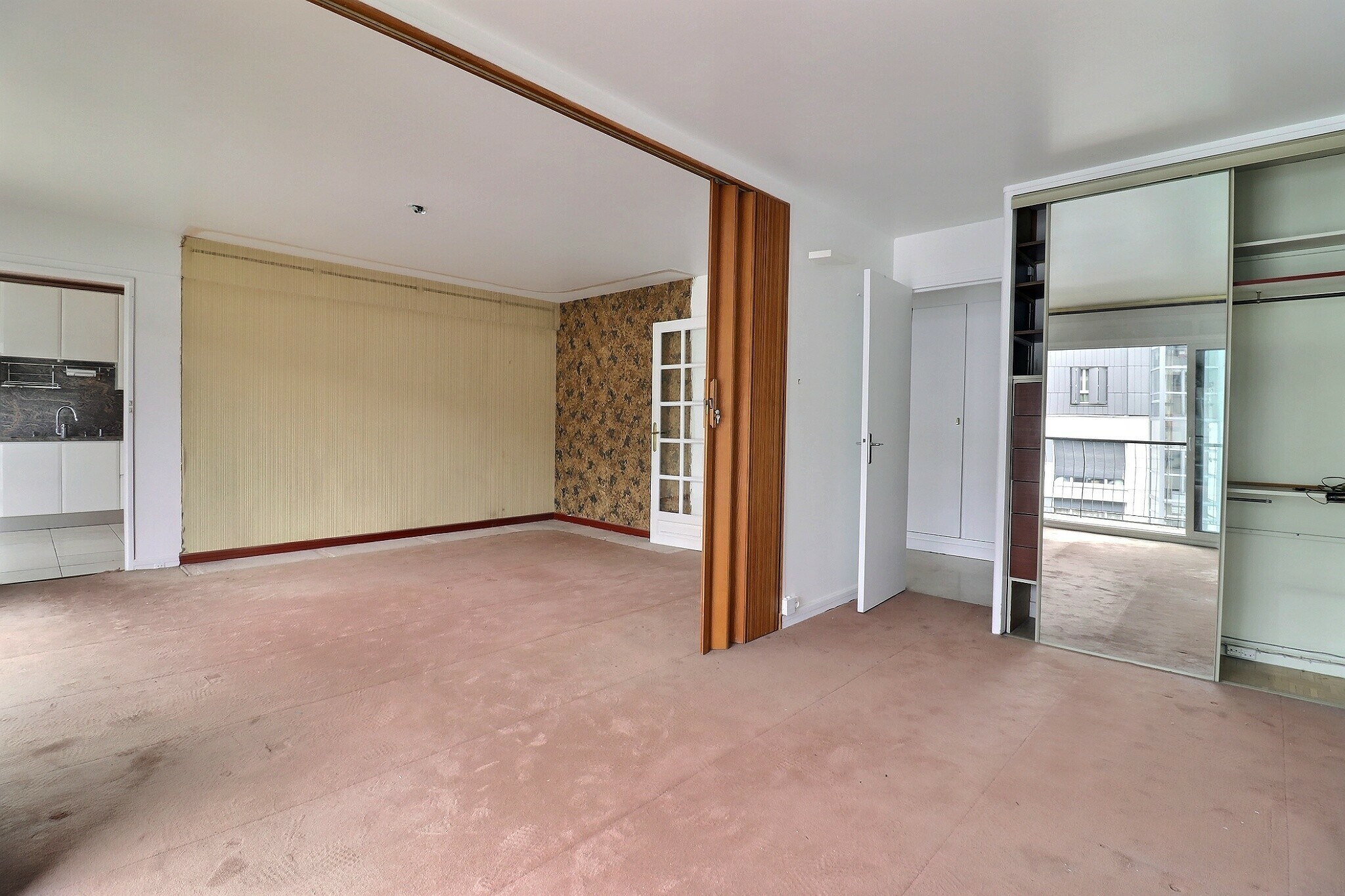 Séjour lumineux avec balcon exposé ouest – Appartement traversant à vendre Paris 13ᵉ – 5ᵉ étage avec ascenseur – Quartier Buttes-aux-Cailles
