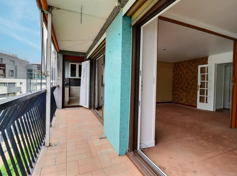 Balcon filant exposé Ouest – appartement avec vue dégagée à Paris 13e