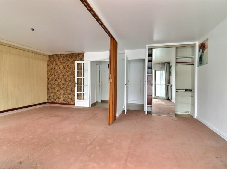 Séjour avec cloison coulissante, espace modulable – Paris 13e
