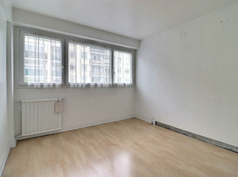 Chambre au calme sur cour avec parquet clair – appartement 4 pièces Paris 13e