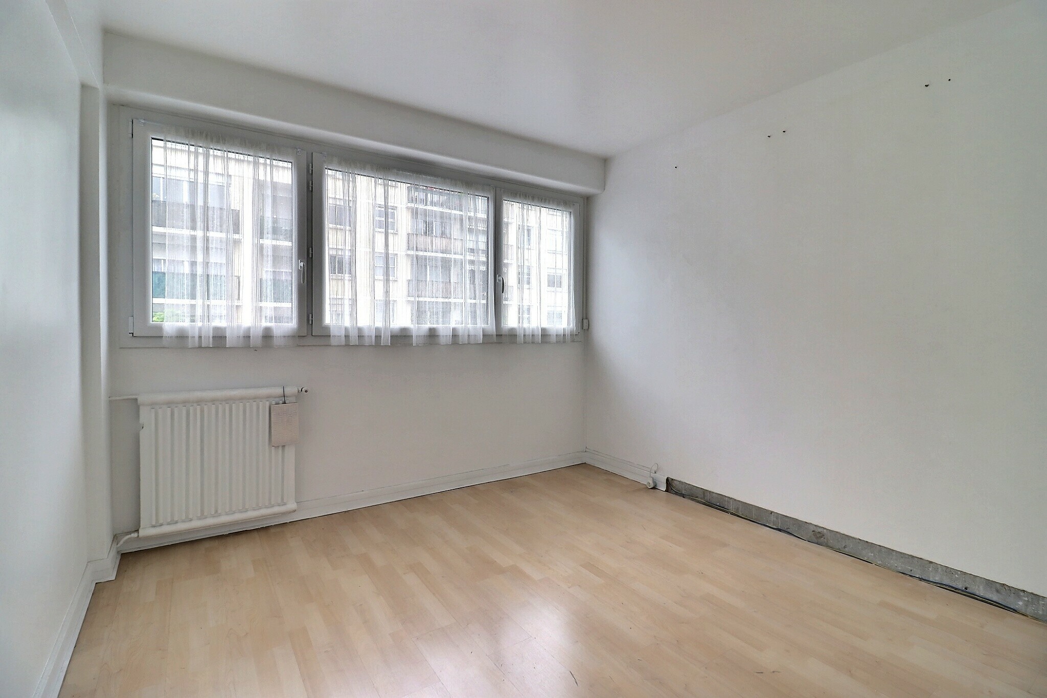 Chambre au calme sur cour avec parquet clair – appartement 4 pièces Paris 13e