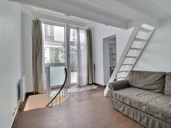 Séjour lumineux avec canapé et mezzanine sur cour - Paris 9e