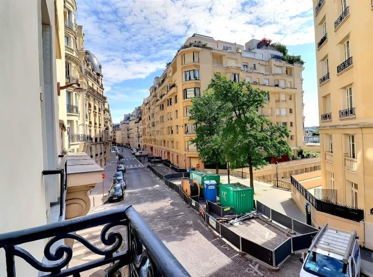 Vue extérieure sur la rue Raynouard depuis l’appartement 3 pièces Passy Paris 16