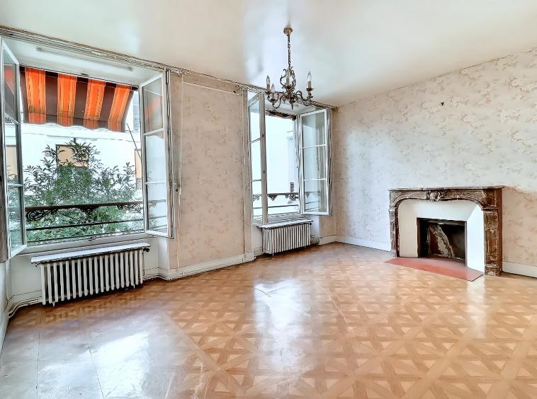 Séjour avec cheminée décorative avant rénovation rue du Bac Paris 7e