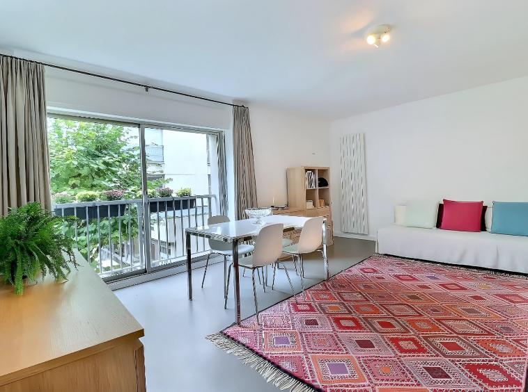 pièce principale lumineuse du studio rénové rue Notre-Dame des Champs Paris 6ᵉ