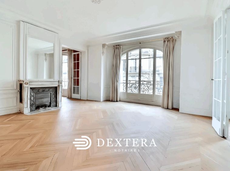 Salon lumineux de l’appartement 6 pièces à Neuilly-sur-Seine, quartier Sablons, avec parquet point de Hongrie et cheminée