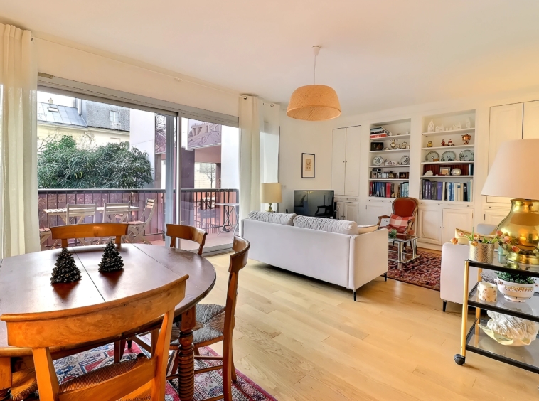 Appartement 3 pièces rue Masseran Paris 7e séjour lumineux avec balcon