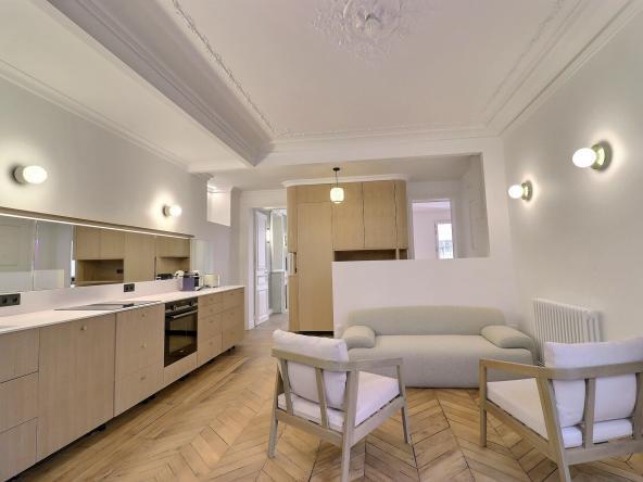 Séjour avec cuisine ouverte dans un appartement familial rénové à Levallois-Perret