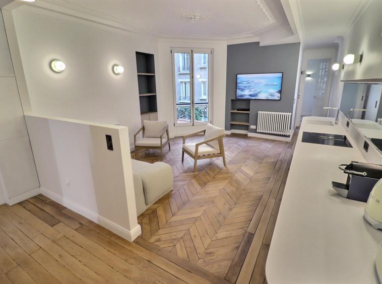 Séjour lumineux avec parquet ancien à Levallois-Perret