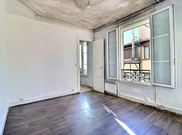 Séjour d’un appartement 2 pièces à rénover boulevard de Belleville à Paris 11e