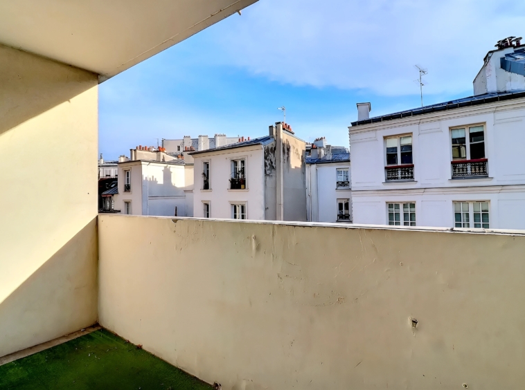 Vue depuis la loggia d’un studio à Paris 11ᵉ