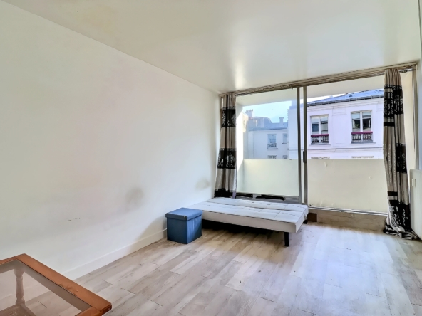 Studio avec loggia exposée Est à Paris 11ᵉ
