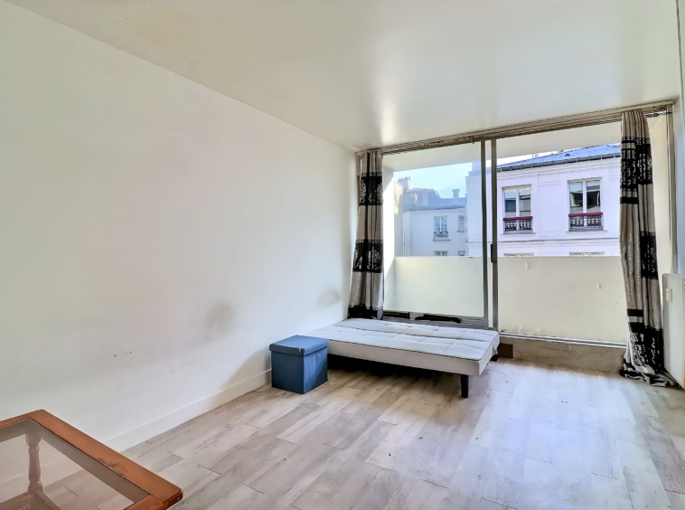 Studio avec loggia exposée Est à Paris 11ᵉ