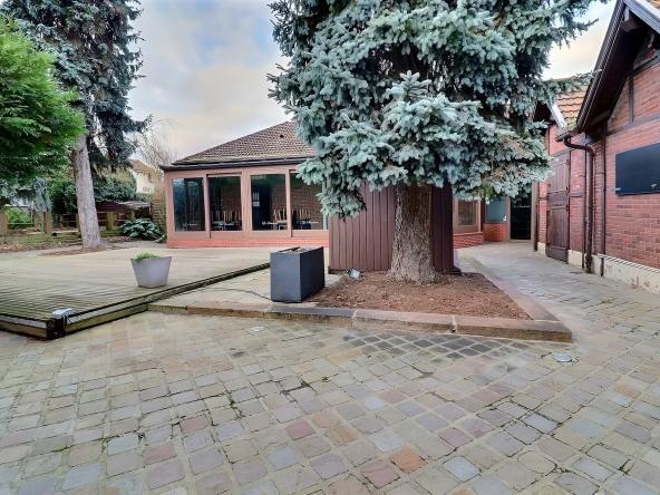 Ensemble immobilier à usage mixte avec local commercial libre et maison d’habitation à Marnes-la-Coquette