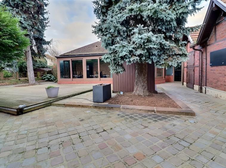 Ensemble immobilier à usage mixte avec local commercial libre et maison d’habitation à Marnes-la-Coquette