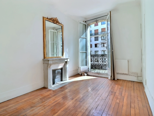 Séjour avec cheminée et balcon appartement Auteuil Sud Paris 16