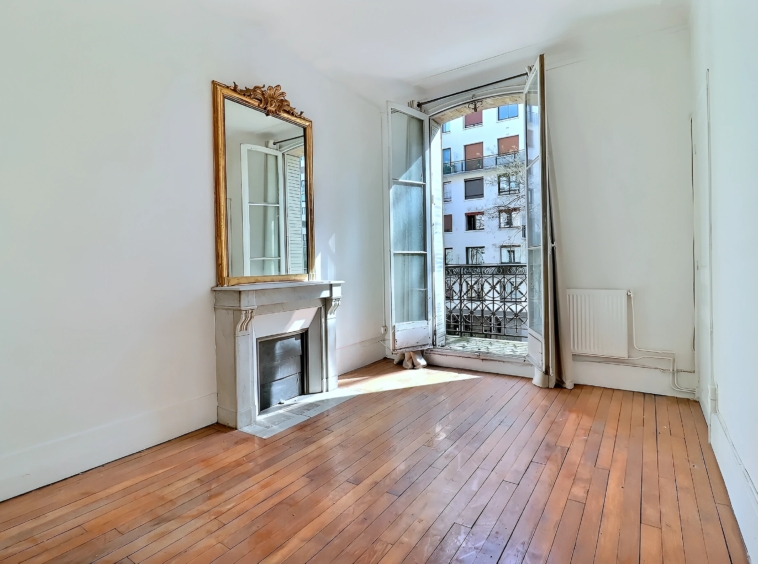 Séjour avec cheminée et balcon appartement Auteuil Sud Paris 16