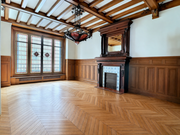 Salon avec boiseries et vitraux appartement haussmannien Parc Monceau Paris