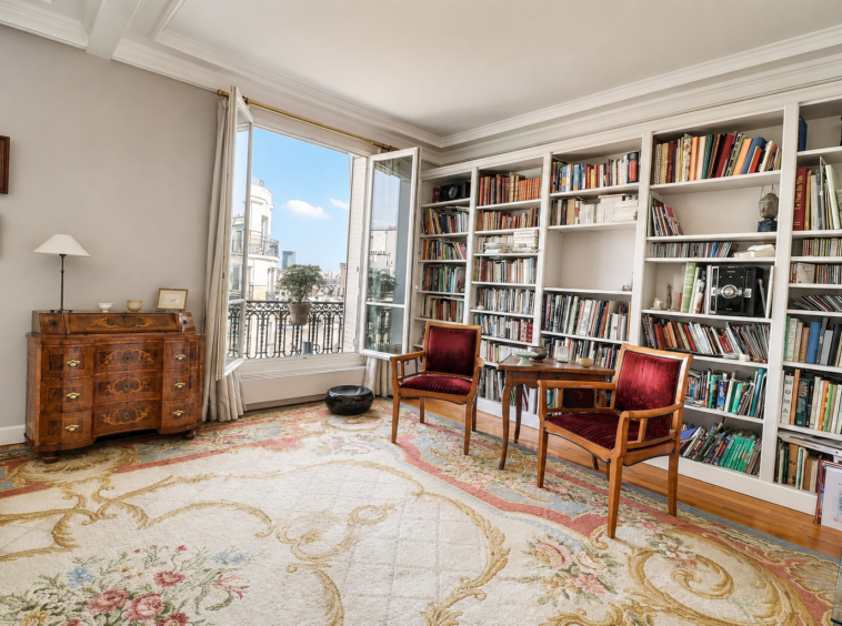 Bibliothèque avec vue dégagée sur les toits de Paris dans un appartement familial