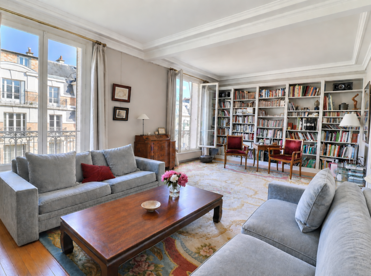 Double réception avec bibliothèque sur mesure dans un appartement haussmannien appartement duplex terrasse Paris 16ᵉ