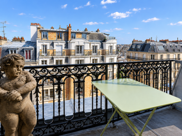 Vue dégagée depuis un balcon sur les toits de Paris