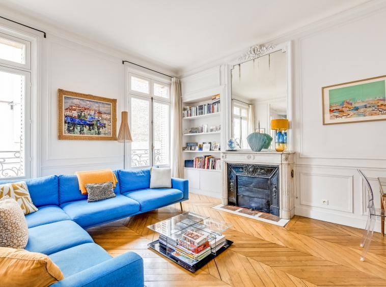 Salon avec cheminée et parquet ancien dans un appartement familial Paris 8e