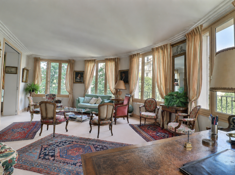 Salon de réception lumineux dans un appartement familial secteur Suffren Paris 15e