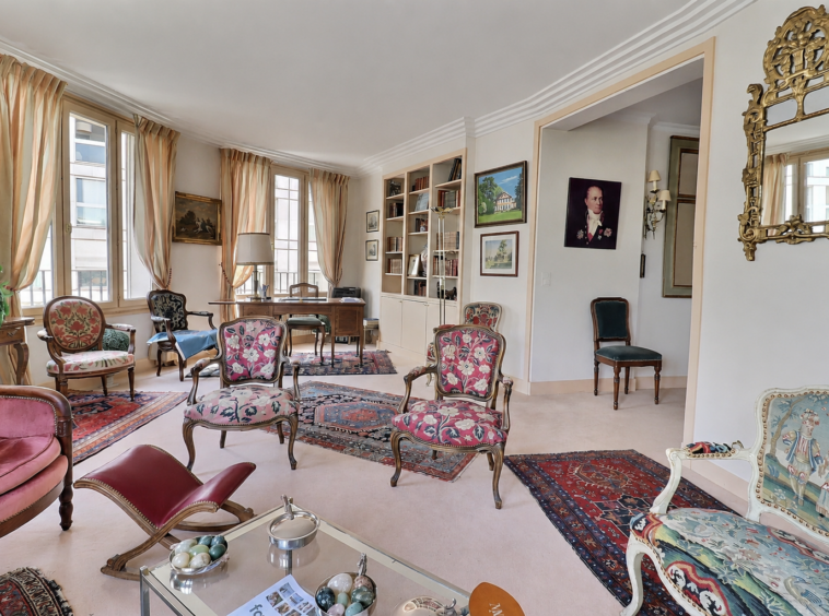Grand séjour en rotonde de 30 m² dans un appartement familial secteur Champ-de-Mars Paris 15e