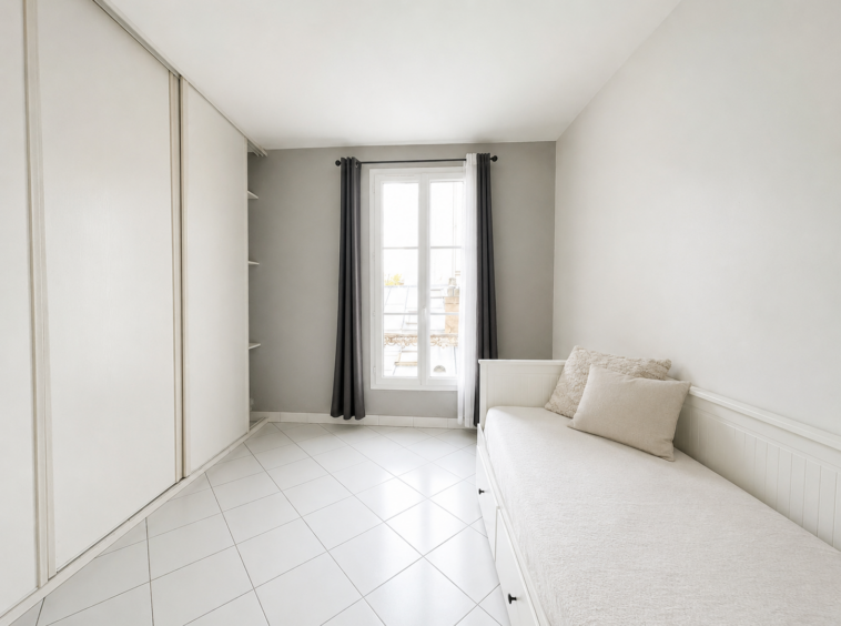 Pièce principale du studio vendu occupé avenue de Suffren à Paris 15e